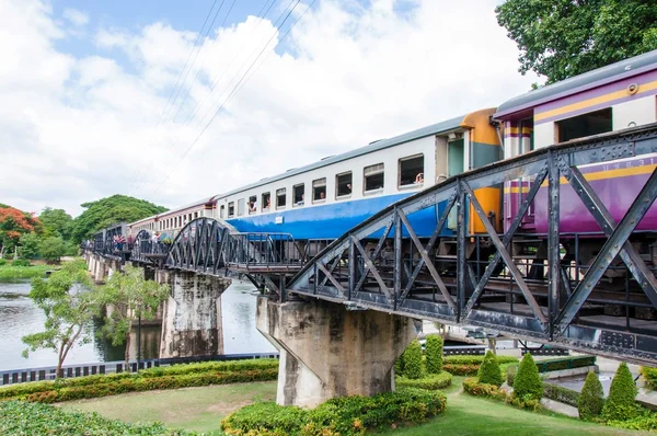 Kanchanaburi, Thailand - May 23, 2014: Train on the bridge over river Kwai in Kanchanaburi province, Thailand.The bridge is famous due to the movie "The Bridge on the River Kwai". — Stock Photo, Image