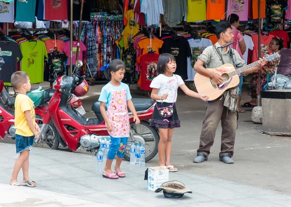 Kanchanaburi, Tajlandia - 23 maja 2014: śpiewać niezidentyfikowane dzieci i dorosłych grać na gitarze na ulicy, aby uzyskać pieniądze na 23 maja 2014 r. w kanchanaburi, Tajlandia — Zdjęcie stockowe