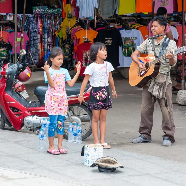 Kanchanaburi, Tajlandia - 23 maja 2014: śpiewać niezidentyfikowane dzieci i dorosłych grać na gitarze na ulicy, aby uzyskać pieniądze na 23 maja 2014 r. w kanchanaburi, Tajlandia — Zdjęcie stockowe