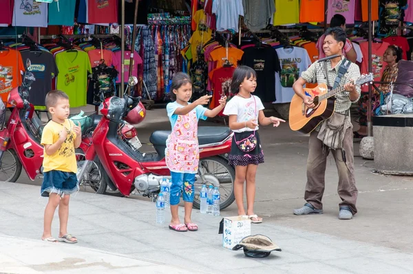 Kanchanaburi, Tajlandia - 23 maja 2014: śpiewać niezidentyfikowane dzieci i dorosłych grać na gitarze na ulicy, aby uzyskać pieniądze na 23 maja 2014 r. w kanchanaburi, Tajlandia — Zdjęcie stockowe