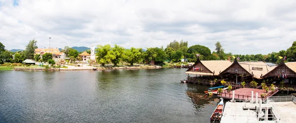 Kanchanaburi, Thajsko - 23. května, 2014:view přes řeku kwai, provincii kanchanaburi, Thajsko. — Stock fotografie