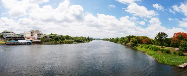 Kanchanaburi, Thajsko - 23. května, 2014:view přes řeku kwai, provincii kanchanaburi, Thajsko. — Stock fotografie