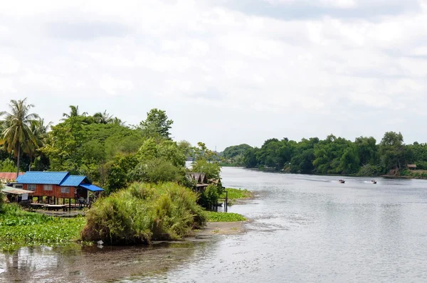 Kanchanaburi, Thajsko - 23. května, 2014:view přes řeku kwai, provincii kanchanaburi, Thajsko. — Stock fotografie