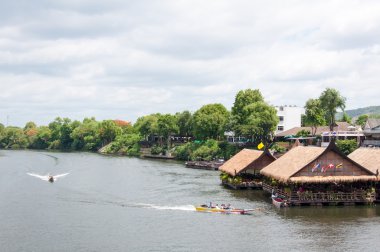 Kanchanaburi, Tayland - 23 Mayıs, 2014:view üzerinden kwai Nehri eyaleti kanchanaburi, Tayland.