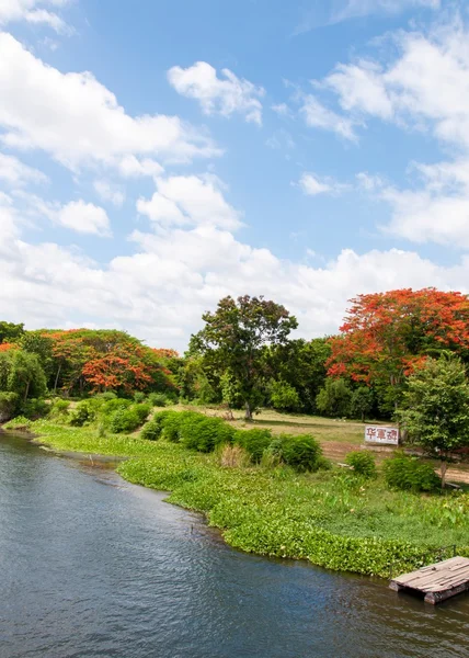 Kanchanaburi, Thajsko - 23. května, 2014:view přes řeku kwai, provincii kanchanaburi, Thajsko. — Stock fotografie