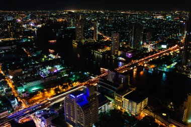 Bangkok, Tayland - 24 Nisan 2014: gece görünümü üzerinde bangkok şehir thailand.bangkok olan sermaye ve Tayland en kalabalık şehir nüfusu ile üzerinden sekiz milyon.