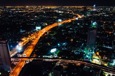Bangkok, Tayland - 24 Nisan 2014: gece görünümü üzerinde bangkok şehir thailand.bangkok olan sermaye ve Tayland en kalabalık şehir nüfusu ile üzerinden sekiz milyon.