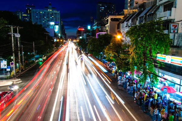 Bangkok, Tailandia - 24 de mayo de 2014: Vista nocturna sobre la ciudad de Bangkok, Tailandia.Bangkok es la capital y la ciudad más poblada de Tailandia con una población de más de ocho millones de habitantes. . — Foto de Stock