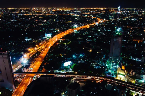 Bangkok, Tailandia - 24 de mayo de 2014: Vista nocturna sobre la ciudad de Bangkok, Tailandia.Bangkok es la capital y la ciudad más poblada de Tailandia con una población de más de ocho millones de habitantes. . — Foto de Stock