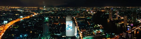 Bangkok, Tailandia - 24 de mayo de 2014: Vista nocturna sobre la ciudad de Bangkok, Tailandia.Bangkok es la capital y la ciudad más poblada de Tailandia con una población de más de ocho millones de habitantes. . — Foto de Stock