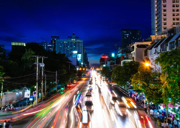 Bangkok, Tailandia - 24 de mayo de 2014: Vista nocturna sobre la ciudad de Bangkok, Tailandia.Bangkok es la capital y la ciudad más poblada de Tailandia con una población de más de ocho millones de habitantes. . — Foto de Stock