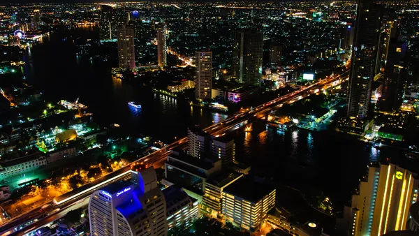 Bangkok, Tajlandia - 24 maja 2014: wgląd nocy w Bangkoku, thailand.bangkok jest stolicą i najbardziej zaludnione miasto Tajlandii liczące ponad osiem milionów. — Zdjęcie stockowe