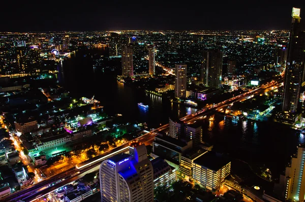 Bangkok, thailand - 24 mei 2014: nacht uitzicht over bangkok stad, thailand.bangkok is de hoofdstad en de meest bevolkte stad van thailand met een bevolking van meer dan acht miljoen. — Stockfoto