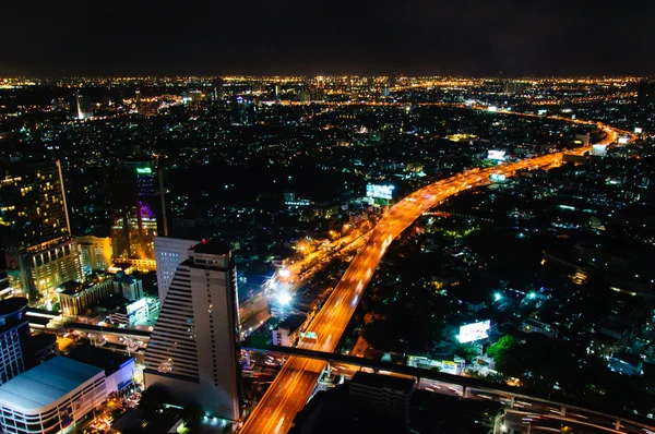 Bangkok, thailand - 24 mei 2014: nacht uitzicht over bangkok stad, thailand.bangkok is de hoofdstad en de meest bevolkte stad van thailand met een bevolking van meer dan acht miljoen. — Stockfoto