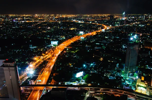 Bangkok, Tailandia - 24 de mayo de 2014: Vista nocturna sobre la ciudad de Bangkok, Tailandia.Bangkok es la capital y la ciudad más poblada de Tailandia con una población de más de ocho millones de habitantes. . — Foto de Stock