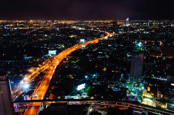 Bangkok, Tailandia - 24 de mayo de 2014: Vista nocturna sobre la ciudad de Bangkok, Tailandia.Bangkok es la capital y la ciudad más poblada de Tailandia con una población de más de ocho millones de habitantes. . — Foto de Stock