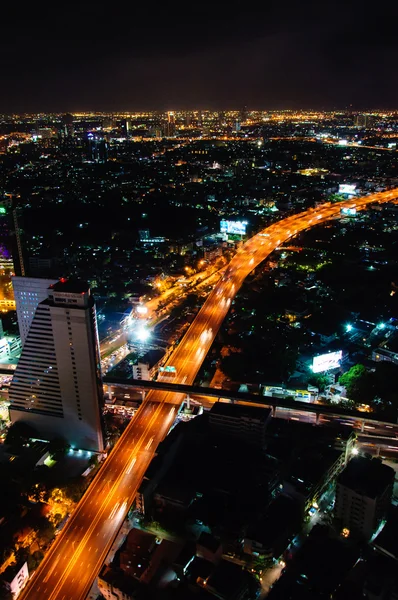 Bangkok, Tailandia - 24 de mayo de 2014: Vista nocturna sobre la ciudad de Bangkok, Tailandia.Bangkok es la capital y la ciudad más poblada de Tailandia con una población de más de ocho millones de habitantes. . — Foto de Stock