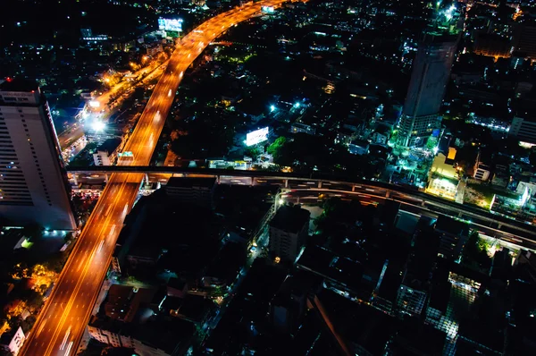 Bangkok, Tailandia - 24 de mayo de 2014: Vista nocturna sobre la ciudad de Bangkok, Tailandia.Bangkok es la capital y la ciudad más poblada de Tailandia con una población de más de ocho millones de habitantes. . — Foto de Stock