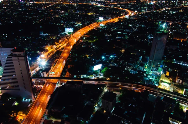 Bangkok, Tailandia - 24 de mayo de 2014: Vista nocturna sobre la ciudad de Bangkok, Tailandia.Bangkok es la capital y la ciudad más poblada de Tailandia con una población de más de ocho millones de habitantes. . — Foto de Stock