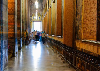 WAT pho Budist tapınağı ile 108 bronz Buda gösteren 108 uğurlu karakterler kaseler