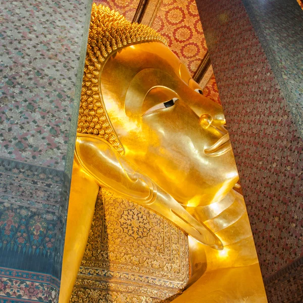 Gezicht van reclining gouden Boeddhabeeld in wat pho boeddhistische tempel, bangkok, thailand — Stockfoto