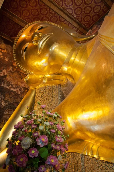 Volto della statua d'oro di Buddha sdraiato nel tempio buddista di Wat Pho, Bangkok, Thailandia — Foto Stock