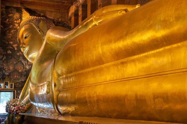 Statua in oro Buddha reclinabile nel tempio buddista di Wat Pho, Bangkok, Thailandia — Foto Stock