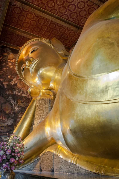 Gezicht van reclining gouden Boeddhabeeld in wat pho boeddhistische tempel, bangkok, thailand — Stockfoto