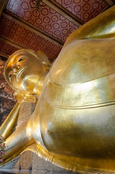 Gezicht van reclining gouden Boeddhabeeld in wat pho boeddhistische tempel, bangkok, thailand — Stockfoto