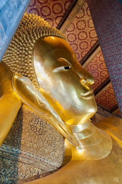 Gezicht van reclining gouden Boeddhabeeld in wat pho boeddhistische tempel, bangkok, thailand — Stockfoto