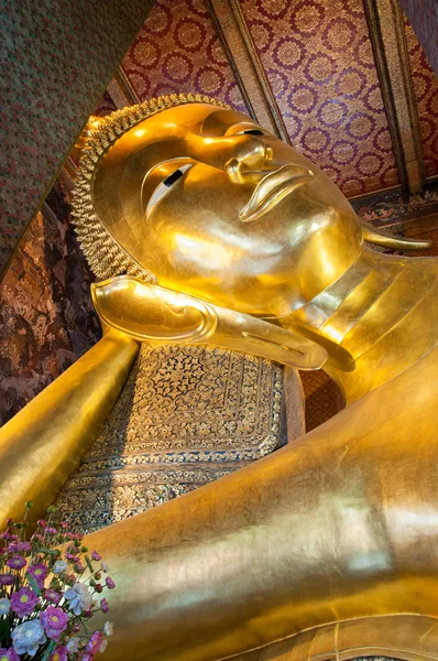 Gezicht van reclining gouden Boeddhabeeld in wat pho boeddhistische tempel, bangkok, thailand — Stockfoto