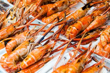 Tay street food yakın çekim ızgara deniz ürünleri ile