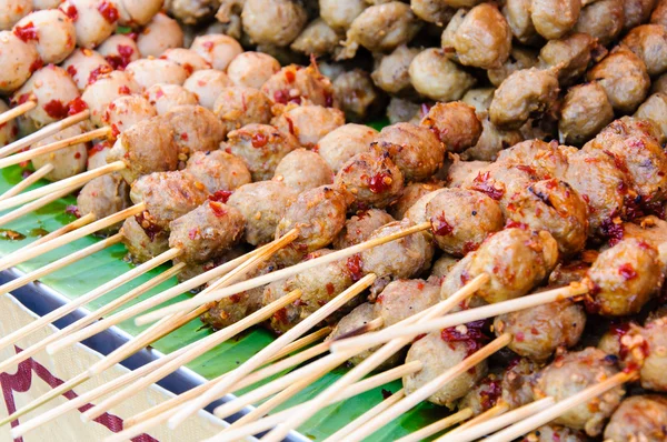 Cuisine de rue thaïlandaise close-up avec boulettes de viande grillées — Photo