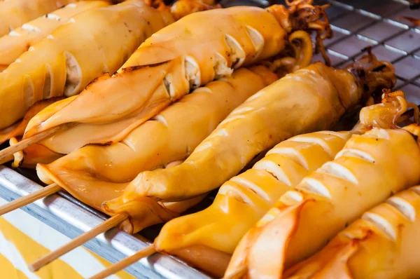 Comida callejera tailandesa de cerca con mariscos a la plancha —  Fotos de Stock