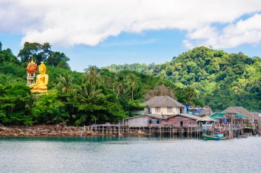 Koh kood Island, Tayland - 26 Nisan 2014: baan ao salata liman ve Tayland koh kood adada balıkçı köyü