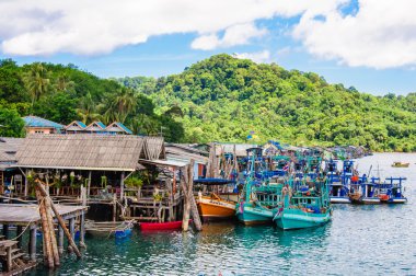Koh kood Island, Tayland - 26 Nisan 2014: baan ao salata liman ve Tayland koh kood adada balıkçı köyü