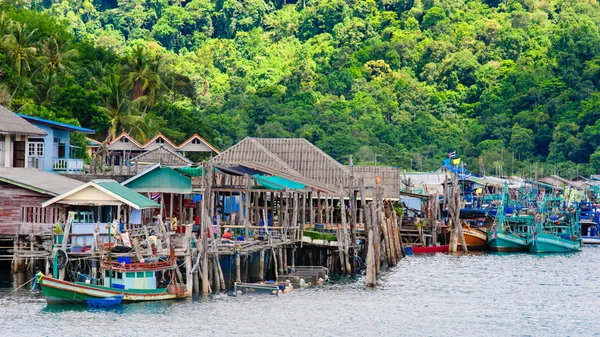 Koh Kood Island, Tailandia - 26 de mayo de 2014: Vista del puerto de la ensalada Baan Ao y el pueblo pesquero en la isla de Koh Kood, Tailandia —  Fotos de Stock