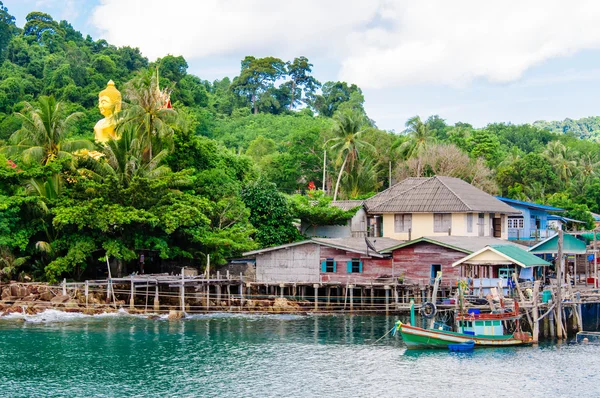 コ クット島、タイ - 2014 年 5 月 26 日： バーン ao サラダ ポートとコ クット島、タイの漁村のビュー — ストック写真