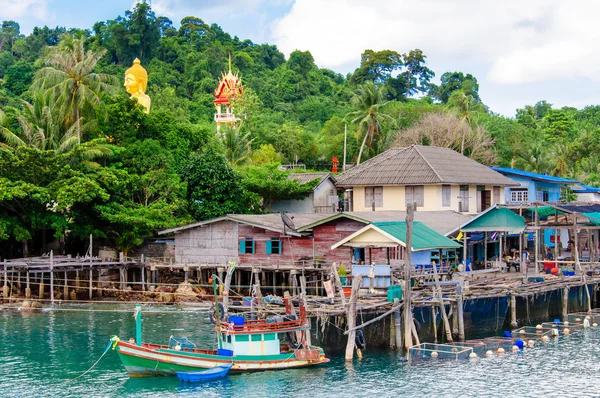 Koh Kood Island, Thaïlande - 26 mai 2014 : Vue du port de Baan Ao Salad et du village de pêcheurs de Koh Kood Island, Thaïlande — Photo