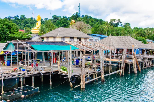 Остров Ко Куд (Koh Kood Island), Таиланд - 26 мая 2014 г.: Вид на порт Баан Ао (Baan Ao Salad) и рыбацкую деревню на острове Ко Куд (Koh Kood Island), Таиланд — стоковое фото