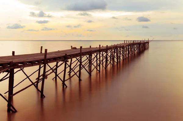 Muelle de playa de madera con efecto de filtro de color —  Fotos de Stock