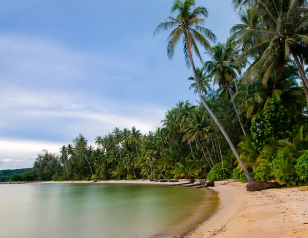 Krásné tropické pláže v Thajsku s dlouhou expozicí efektem美しい熱帯のビーチでタイ長期露出の効果 — ストック写真