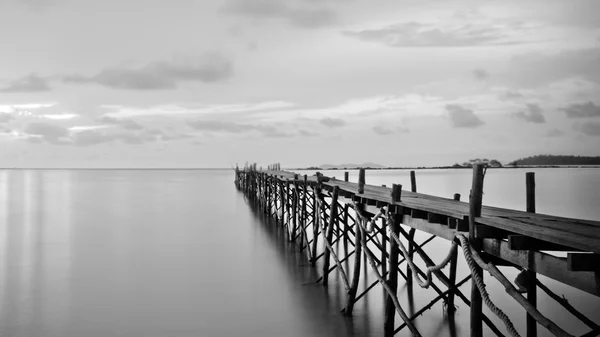 Чорно-біла фотографія пляжного дерев'яного пірсу — стокове фото