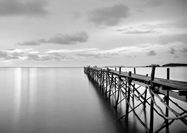 Fekete-fehér fotográfia egy strand fából készült móló — Stock Fotó