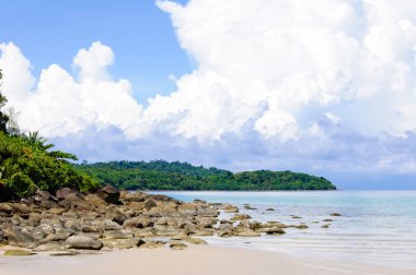 güzel tropikal plaj beyaz kum, mavi suları ve renkli taşlar