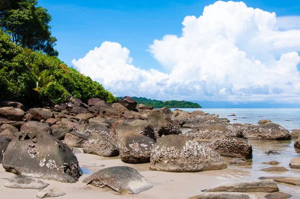 Wunderschöner tropischer Strand mit weißem Sand, blauem Wasser und bunten Felsen — Stockfoto