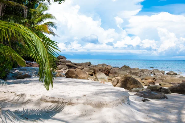 美しい熱帯のビーチ、白い砂、青い海とカラフルな岩 — ストック写真