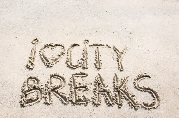 Mám rád město přestávky zpráva napsaná na písku, koncept dovolenou — Stock fotografie