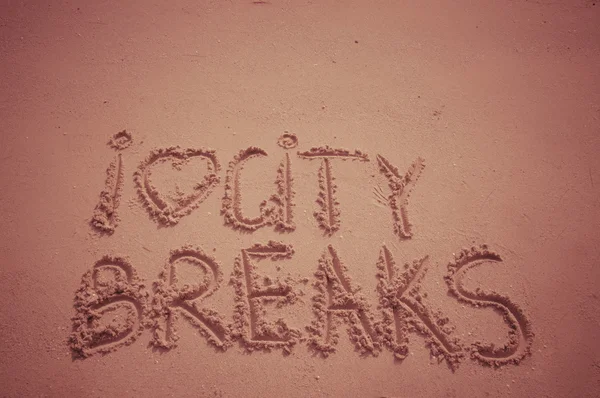 I Love City Breaks message écrit sur sable, concept vacances, filtre couleur appliqué — Photo