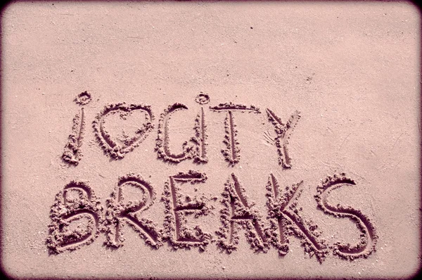 I Love City Breaks messaggio scritto su sabbia, concetto di vacanza, filtro colore applicato — Foto Stock
